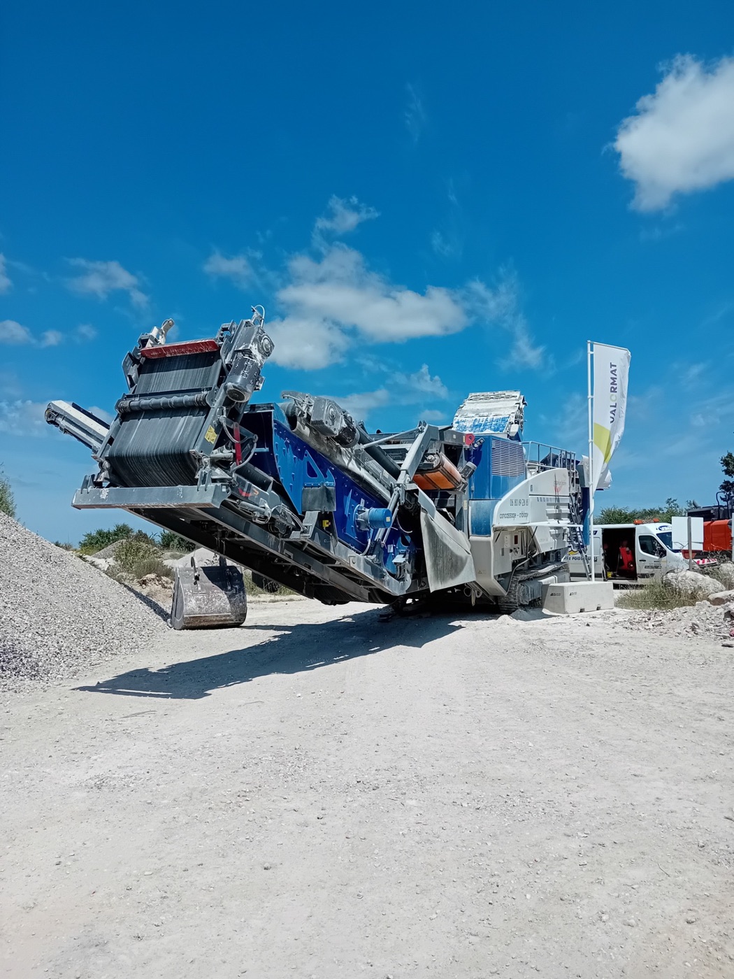Concasseur à chenilles sur un chantier de travaux publics