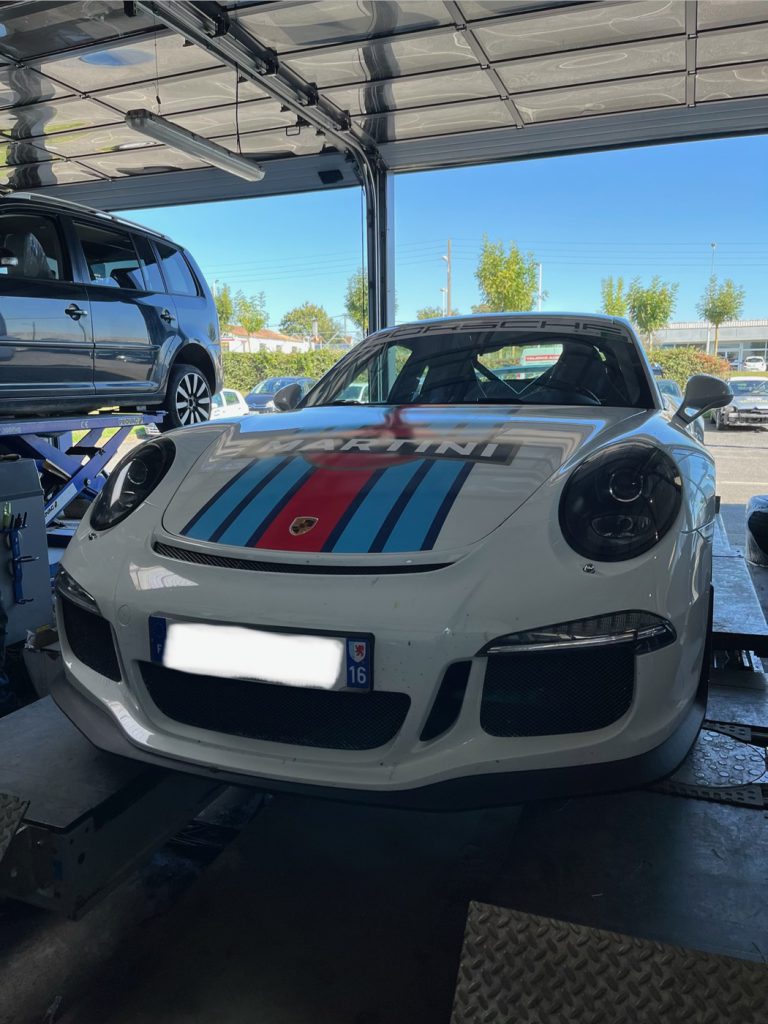 Véhicule en atelier Ouest Pneu pour le montage et l'équilibrage des pneus