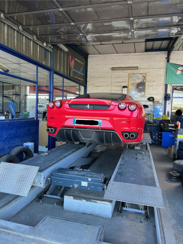 Géométrie sur Ferrari au banc dans l'atelier Ouest Pneu