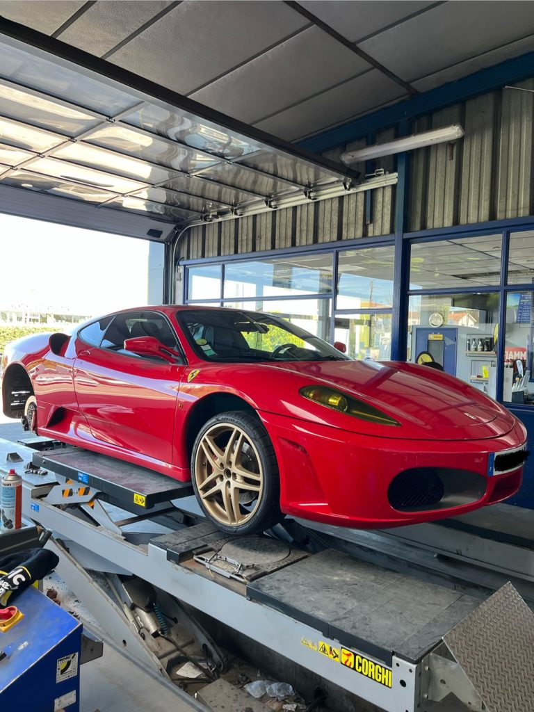 Ferrari sur le pont de géométrie