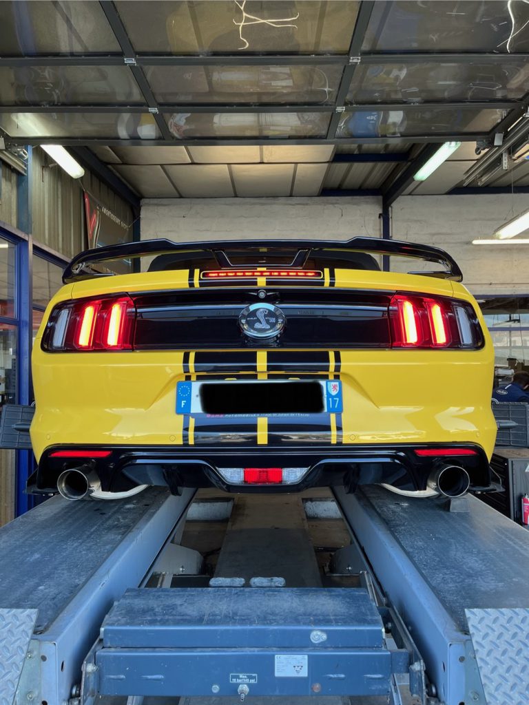 Shelby Cobra en atelier Ouest Pneu