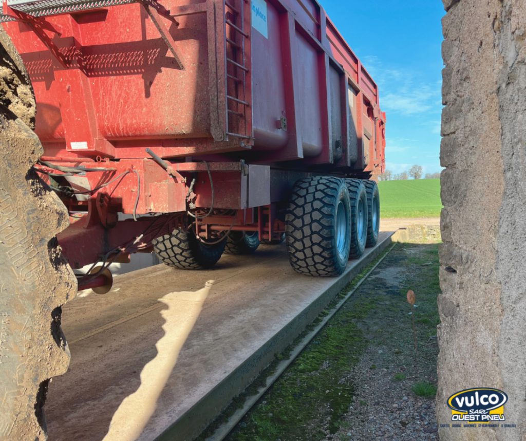 Benne agricole sur pneus Maxam
